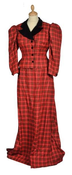  Costume de scène en lainage écossais rouge complet comprenant: 1 veste, 2 jupes,...