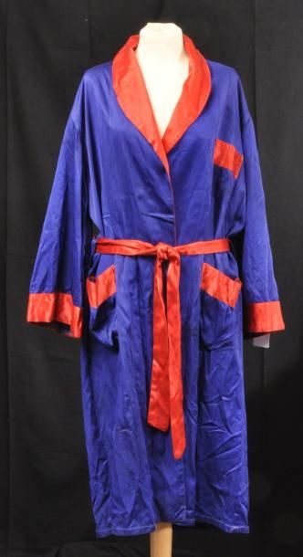 null Peignoir bleu et rouge avec sa ceinture, porte une griffe BENLEE sporting goods,...