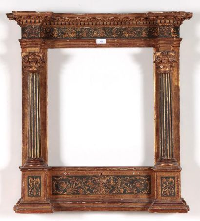 null CADRE dit tabernacle en bois sculpté et redoré et rechampi à décor architecturé...