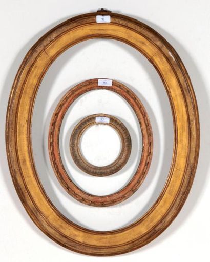  CADRE ovale en chêne mouluré et doré. - Epoque Louis XVI. 38,5 x 52,5 x 8 cm