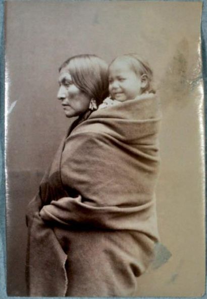 ECOLE XIX siècle Portrait de jeune mère et son enfant sur le dos Tirage albuminé...