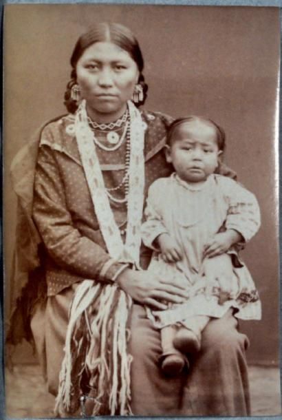 ECOLE XIX siècle Portrait de jeune femme assise et son enfant Tirage albuminé d'époque...