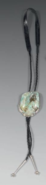 null Bolo Navajo en argent comprenant une importante turquoise, cuir Circa 1970