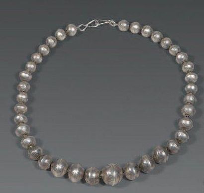 null Collier Navajo en perles d'argent gravées creuses 1ère moitié du XXème sièc...