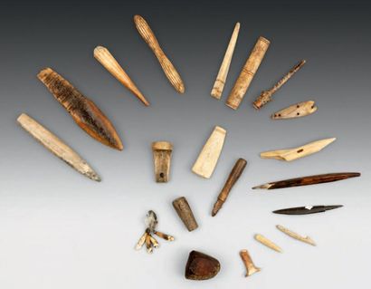 null Lot de 16 objets en ivoire et en os: labrets, pointe de flèche, jetons de jeu,...