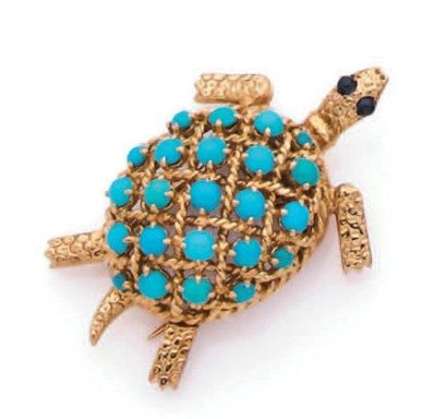 null BROCHE en or jaune ajouré figurant une tortue au naturel. Pavage de brillants,...