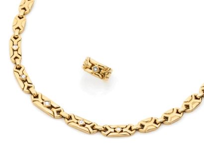  PARRURE en or jaune comprenant un collier et une bague, à décor de croisillons et...