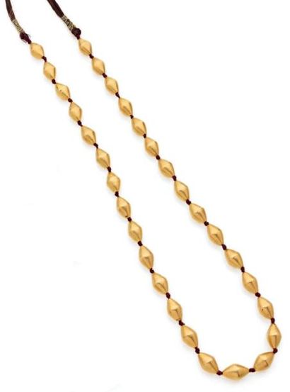  COLLIER composé de trente perles en or jaune de forme losangique Travail indien...