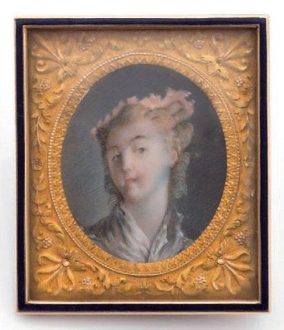 ÉCOLE FRANCAISE vers 1760 Portrait de jeune femme Miniature ovale dans un encadrement...
