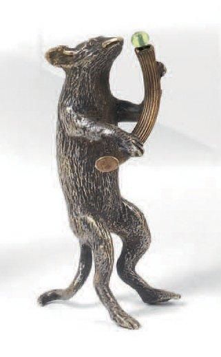  SOURIS en bronze argenté, représentée debout sur ses deux pattes arrières, une brindille...