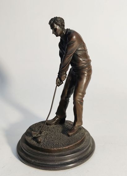 null MILO (né en 1955)
Joueur de golf 
Bronze à patine brune signé sur la terrasse
H....