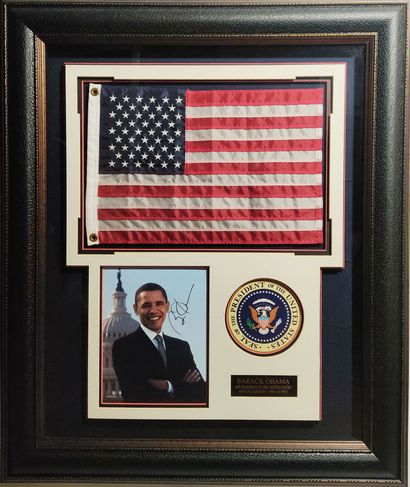 null BARACK OBAMA, photographie signée du 44e président américain, encadrée et surmontée...