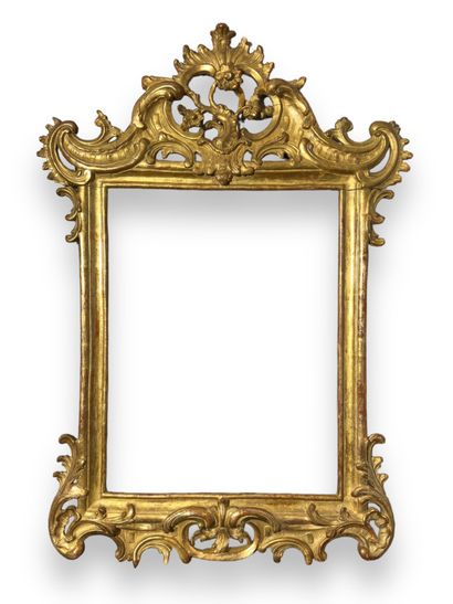 null CADRE - XVIIIe siècle (41,5 x 31,5 cm)
Cadre en bois sculpté et doré à fronton...