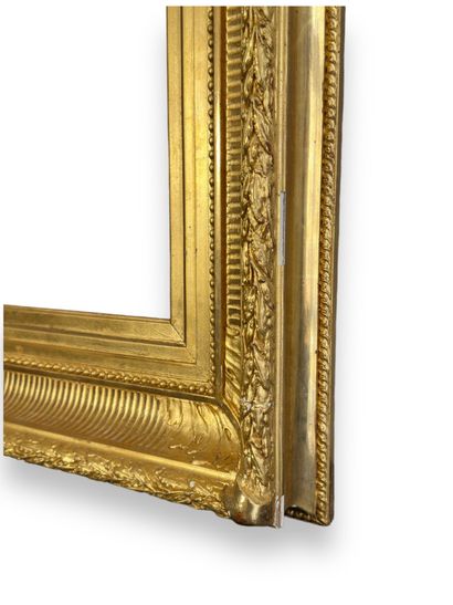 null FRAME - 20th century (69 x 56.5 x 14.5 cm)
Wood and gilded stucco "canal" frame
Dimensions:...