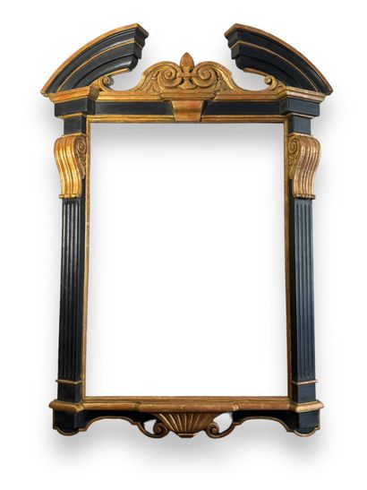 null FRAME - Italy, 20th century (84 x 61 x 9 cm)
Gilded carved wood and black lacquered...