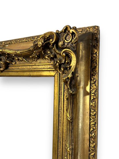 null CADRE - Fin XIXe siècle (60,5 x 45 x 13 cm)
Cadre et bois et stuc doré à décor...
