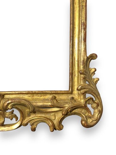 null CADRE - XVIIIe siècle (41,5 x 31,5 cm)
Cadre en bois sculpté et doré à fronton...