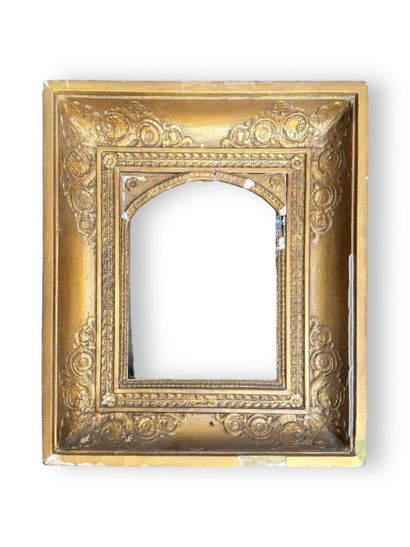 null FRAME - Restoration period (21 x 16.5 x 9.5 cm)
Curved wood and bronzed paste...
