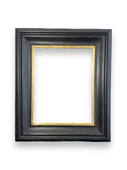null FRAME - 19th century (42.5 x 33 x 11 cm)
Blackened and gilded molded wood frame...