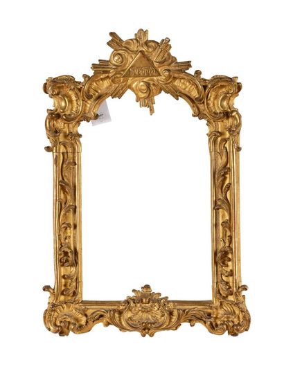 null FRAME - 18th century (32 x 23.5 x 9 cm)
Carved oak frame, gilded, the pediment...