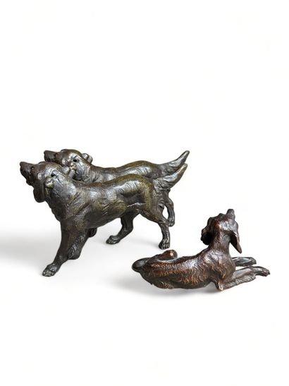 null ECOLE FRANCAISE - XIXe siècle 
Deux statuettes représentant des chiens de chasse...