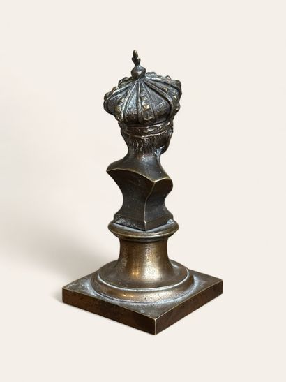 null STATUETTE DE " JEAN QUI PLEURE " en bronze représenté en buste couronné, reposant...