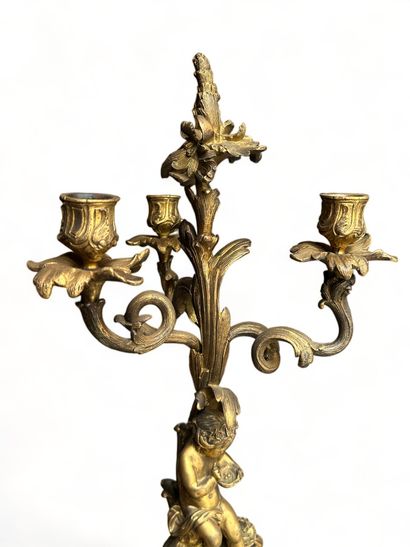 null PAIRE DE CANDÉLABRES à trois bras de lumière en bronze doré de style Louis XV,...