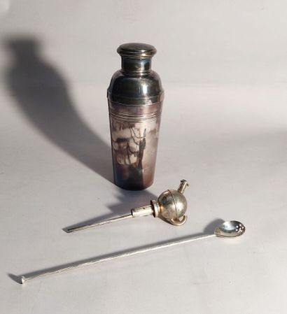 null ENSEMBLE A COCKTAIL comprenant un shaker en métal argenté (H. 25 cm.), une boule...