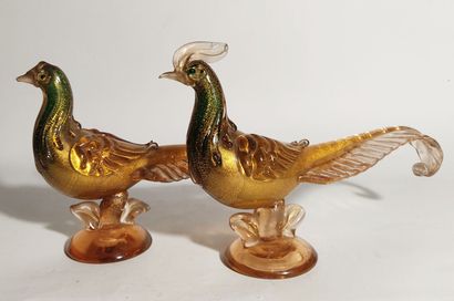 null MURANO, couple d'oiseaux galliformes en verre teinté.
H. 23 et 25 cm. 
L. 36...