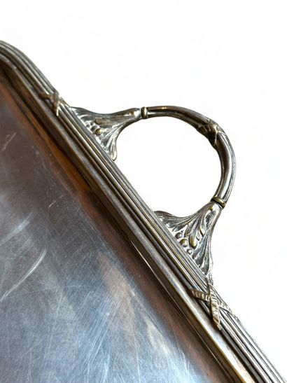 null PLATEAU DE SERVICE en métal argenté de style Louis XVI à décor de joncs enrubannés,...