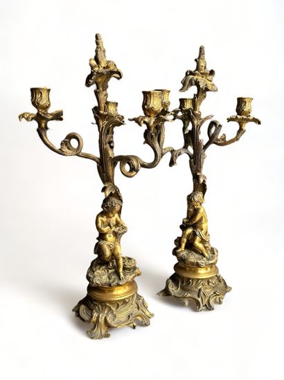 null PAIRE DE CANDÉLABRES à trois bras de lumière en bronze doré de style Louis XV,...