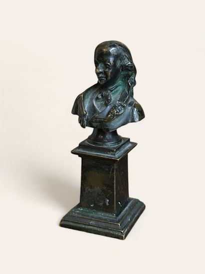 null ECOLE FRANCAISE - XIXe siècle 
Portrait en buste de Benjamin Constant sur piédouche
Bronze...