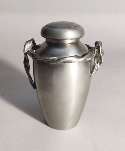 null Jean GOARDERE (XXe siècle), petit vase couvert en étain fait main à décor de...