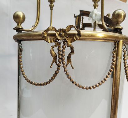 null Importante LANTERNE en bronze doré à décor de rubans et frises de rang de perles,...