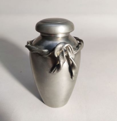 null Jean GOARDERE (XXe siècle), petit vase couvert en étain fait main à décor de...