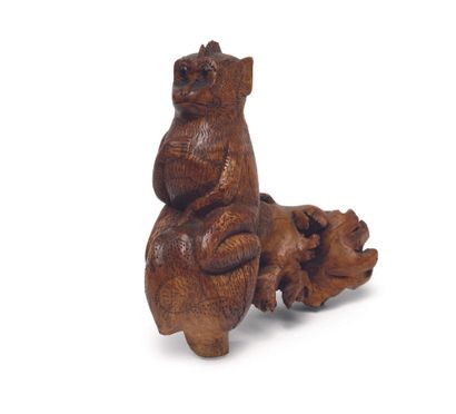 null RACINE DE BRUYERE sculptée en forme de singe assis à décor gravé 
Travail populaire...