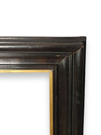 null CADRE - XIXe siècle (21 x 26 x 9,5 cm)
Cadre en bois mouluré noirci et doré....