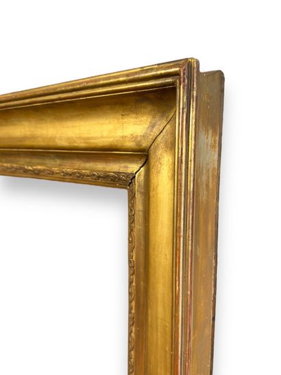 null CADRE - XIXe siècle (114 x 64,5 x 16 cm)
Cadre en bois et stuc doré à canaux...
