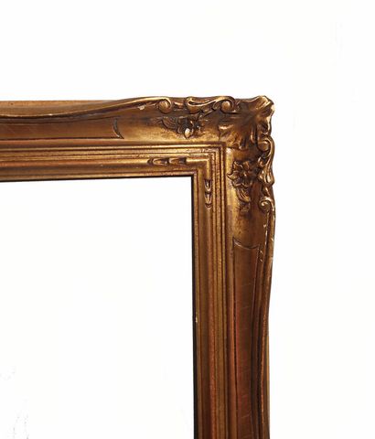 null CADRE de style Louis XV, (84 x 63 x 8 cm)
CADRE en bois sculpté et patiné, 
de...