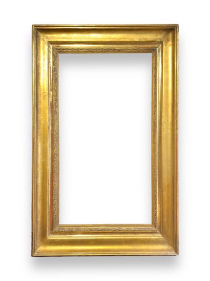 null CADRE - XIXe siècle (114 x 64,5 x 16 cm)
Cadre en bois et stuc doré à canaux...
