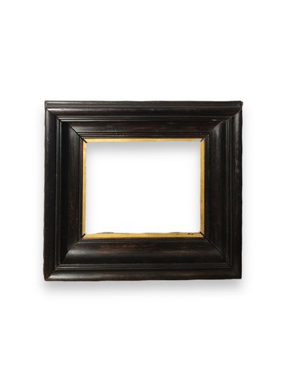 null CADRE - XIXe siècle (21 x 26 x 9,5 cm)
Cadre en bois mouluré noirci et doré....