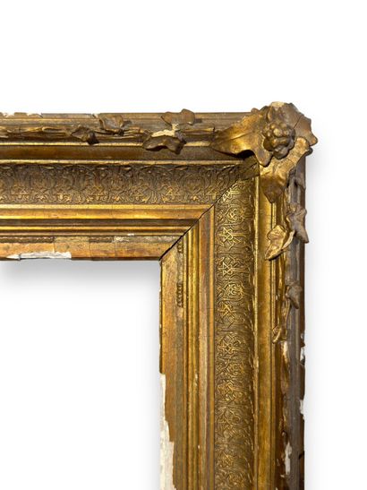 null CADRE - Fin du XIXe siècle (20 x 16,5 x 10 cm)
Cadre en bois et stuc doré, la...
