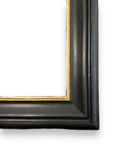 null CADRE - XIXe siècle (42,5 x 33 x 11 cm)
Cadre en bois mouluré noirci et doré...