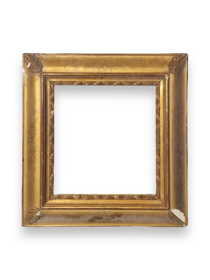 null CADRE - Fin XIXe siècle (27,5 x 26 x 8,5 cm)
Cadre en bois et pâte doré à profil...