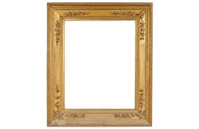 null CADRE - Italie, XIXe siècle (89,5 x 71 x 18 cm)
Cadre en bois sculpté doré à...