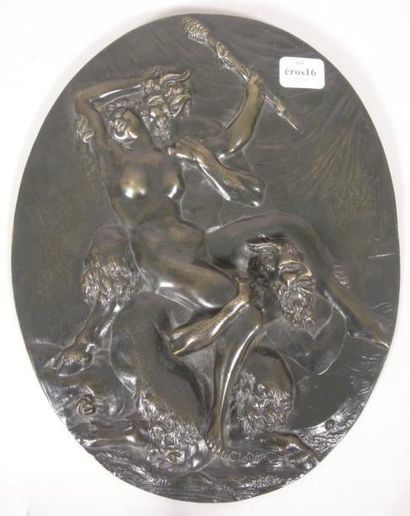 null MÉDAILLON ovale en bronze patiné figurant une femme portée par deux faunes -...