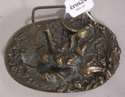 null Importante BOUCLE DE CEINTURE ovale en bronze patiné représentant la séduction...