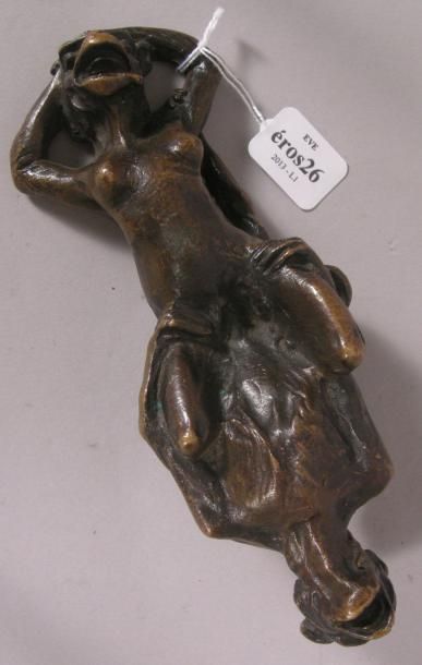 null GROUPE en bronze figurant deux singes s'accouplant dans une position acrobatique...