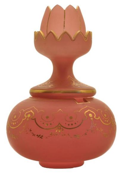 null Très curieux POT à ORANGEADE sphérique en opaline rose, à décor de lambrequins...