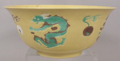 null BOL en porcelaine de Chine à décor de dragons sur fond jaune. Vers 1900. Diam.:...